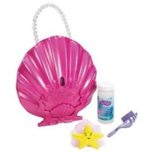 Immagine di MATTEL - Coffret Magie des bulles de Barbie Très joli coffret coquillage avec miroir, petite brosse à cheveux et produits à bulles.Se fixe à la ... »  