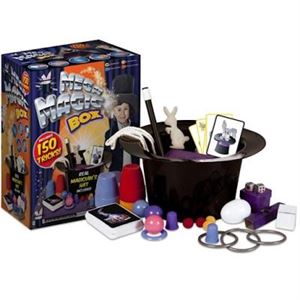 Image de Grafix – Mega Magic Box – Coffret de Magie avec Haut-de-forme – 150 tours Le set Mega Magic Box de Grafix est un coffret de magie contenant 150 tours et un haut-de-forme en p... » 